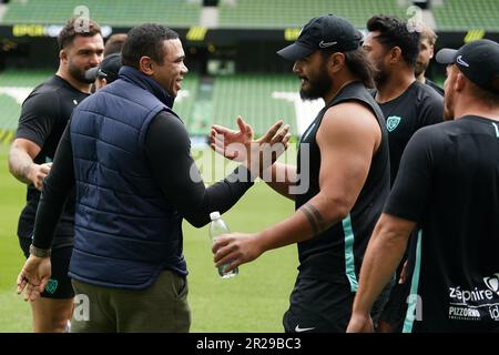 L'ancien RC Toulon et le joueur international d'Afrique du Sud Bryan Habana (à gauche) accueillent les joueurs de RC Toulon avant la course du capitaine au stade Aviva de Dublin, en Irlande. Date de la photo: Jeudi 18 mai 2023. Banque D'Images