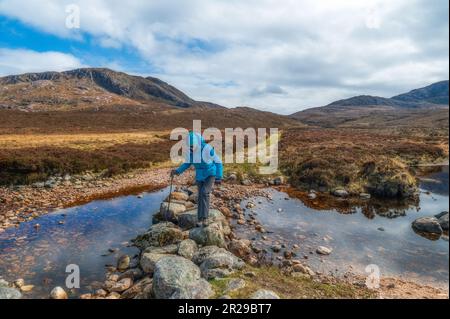 Traversée des pierres de pas au-dessus de l'Allt Smoo près de Durness à Sutherland, en Écosse Banque D'Images