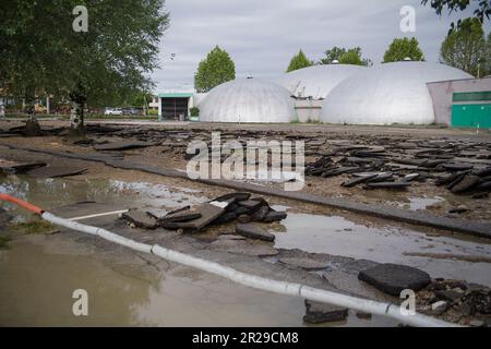 Foi, Italie. 18th mai 2023. CASTEL BOLOGNESE, 18.05.2023. Le lendemain de l'inondation à Castel Bolognese avec l'asphalte déraciné par l'eau Editorial usage seulement crédit: Agence de photo indépendante/Alamy Live News Banque D'Images