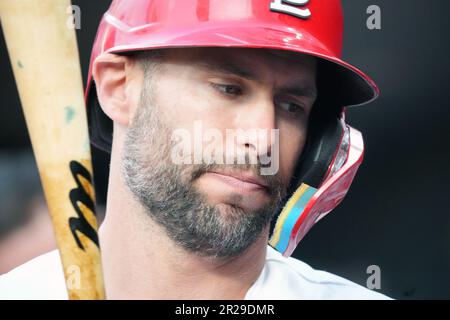 St. Louis, États-Unis. 17th mai 2023. St. Louis Cardinals Paul Goldschmidt se dresse dans le dugout en attendant de battre contre les Milwaukee Brewers dans le troisième repas au Busch Stadium à St. Louis, mercredi, 17 mai 2023. Photo par Bill Greenblatt/UPI crédit: UPI/Alay Live News Banque D'Images