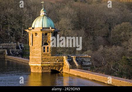 La tour de contrôle du barrage de Pen y Garreg dans la vallée d'Elan à Powys avec un petit éclair de soleil éclairant la tour et ses environs Banque D'Images