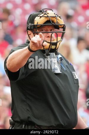St. Louis, États-Unis. 17th mai 2023. Bruce Dreckman, ancien juge-arbitre en plaque, signale une grève contre St. Louis Cardinals Willson Contreras dans le quatrième repas contre les Milwaukee Brewers au Busch Stadium à St. Louis, mercredi, 17 mai 2023. Photo par Bill Greenblatt/UPI crédit: UPI/Alay Live News Banque D'Images
