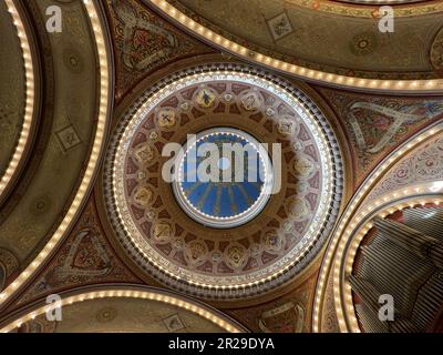 Israël. 30th octobre 2022. Vue à angle bas de l'architecte Albert Pissis vers 1905 synagogue Sherith Israël dôme, pendentifs, et intrados, décorés avec des motifs de renaissance byzantine à San Francisco, Californie, 30 octobre 2022. Photo avec l'aimable autorisation de Sftm. (Photo de Gado/Sipa USA) crédit: SIPA USA/Alay Live News Banque D'Images