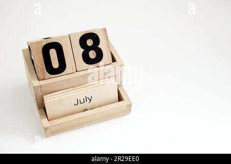 Calendrier perpétuel en bois montrant le 8th juillet Banque D'Images