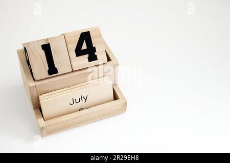 Calendrier perpétuel en bois montrant le 14th juillet Banque D'Images