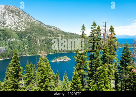 États-Unis. 17th juin 2022. Vue aérienne sur le lac Tahoe et Emerald Bay, South Lake Tahoe, Californie, 17 juin 2022. Photo avec l'aimable autorisation de Sftm. (Photo de Gado/Sipa USA) crédit: SIPA USA/Alay Live News Banque D'Images