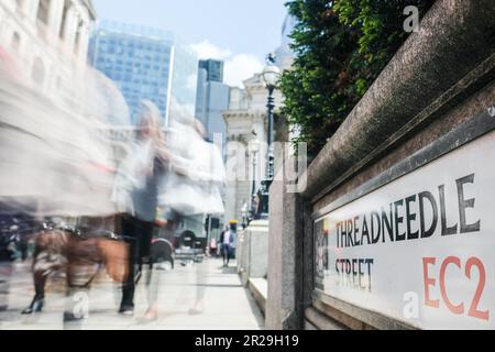 Londres - 2023 mai : panneau Threadneedle Street à l'extérieur de la banque de l'Angleterre Banque D'Images