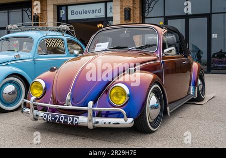 Scheveningen, pays-Bas, 14.05.2023, Retro Volkswagen Beetle convertible à partir de 1971 dans la couleur pourpre au salon automobile classique d'Aircooler Banque D'Images