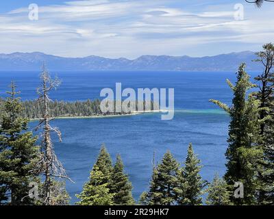 États-Unis. 17th juin 2022. Vue aérienne d'Emerald Bay et du lac Tahoe au-delà d'Eagle point, South Lake Tahoe, Californie, 17 juin 2022. Photo avec l'aimable autorisation de Sftm. (Photo de Gado/Sipa USA) crédit: SIPA USA/Alay Live News Banque D'Images