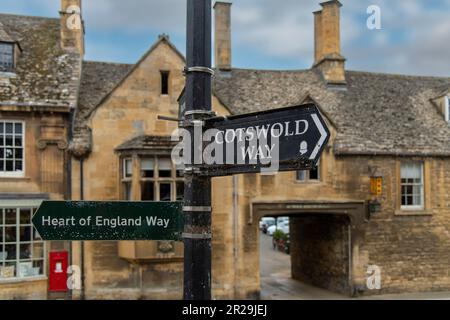 Gros plan de la signalisation au milieu de Chipping Campden, Royaume-Uni indiquant le coeur de l'Angleterre Way et Cotswold Way pour la randonnée avec hors de focus typica Banque D'Images