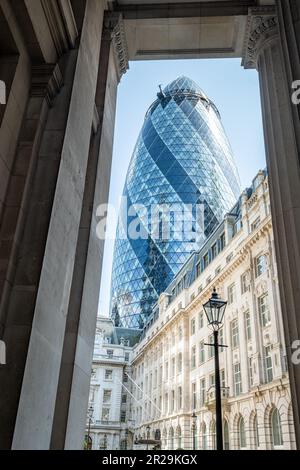 Londres - 2023 mai : 30 immeuble St Mary Ax aka Gherkin dans la ville de Londres Banque D'Images