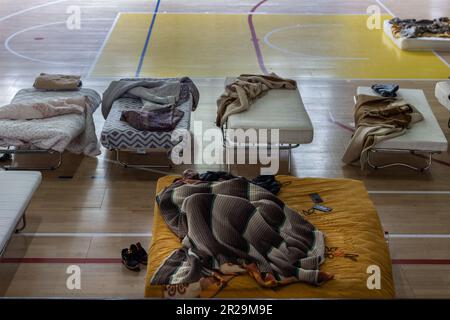 Castel Bolognese, Italie. 18th mai 2023. Un jeune couple dort dans un gymnase utilisé comme abri pour les victimes des inondations. La région italienne d'Émilie-Romagne a connu des inondations dévastatrices qui ont coûté la vie à au moins neuf personnes le long de la côte Adriatique du pays. Credit: Oliver Weiken/dpa/Alay Live News Banque D'Images