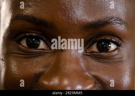 Gros plan portrait d'une femme d'affaires afro-américaine regardant l'appareil photo en toute confiance Banque D'Images