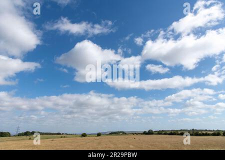 Vue panoramique depuis l'une des collines sur la Cotswold Way au sud de Winchcombe, Cheltenham, Royaume-Uni surplombant le paysage agricole vallonné avec un peu de ro Banque D'Images