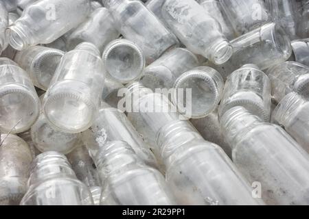 Bouteilles en verre vides utilisées stockées pour recyclage, mise au point sélective Banque D'Images