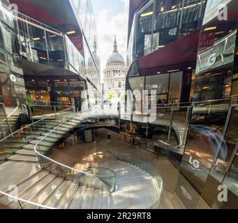 Londres - 2023 mai : un nouveau bureau de change et un magasin à côté de la cathédrale St Pauls dans la ville de Londres Banque D'Images