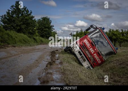 Castel Bolognese, Italie. 18th mai 2023. Un camion d'incendie italien se trouve dans un fossé à la suite de fortes inondations. La région italienne d'Émilie-Romagne a connu des inondations dévastatrices qui ont coûté la vie à au moins neuf personnes le long de la côte Adriatique du pays. Credit: Oliver Weiken/dpa/Alay Live News Banque D'Images