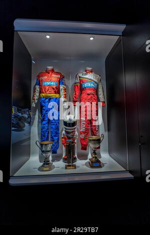 Premiers kits utilisés et trophées remportés par Fernando Alonso en tant que junior en compétition dans les karts. Photo prise au circuit et musée Fernando Alonso en Espagne Banque D'Images