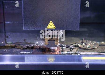 Machine à décharge électrique EDM coupant une pièce de métal. Fabrication de métaux industriels. Banque D'Images