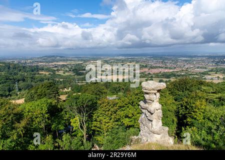 Vue panoramique depuis la colline de Leckhampton, Cheltenham, Royaume-Uni le long du sentier public Cotswold Way surplombant les Cotswolds avec une pierre calcaire en avant-garde Banque D'Images