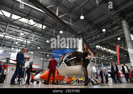 Moscou, Russie. 18th mai 2023. Les gens visitent l'exposition de l'industrie de l'hélicoptère HeliRussia 2023 à Moscou, Russie, sur 18 mai 2023. L'exposition a débuté jeudi et durera jusqu'à 20 mai. Credit: Alexander Zemlianichenko Jr/Xinhua/Alay Live News Banque D'Images