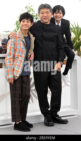 Cannes, France. 18th mai 2023. Les acteurs japonais Nagayama Etta, Hiiragi Hinata et le réalisateur Kore-EDA Hirokazu assistent jeudi à 18 mai 2023 à un appel photo pour Kaibutsu au Festival de Cannes 76th au Palais des Festivals de Cannes. Photo de Rune Hellestad/ Credit: UPI/Alay Live News Banque D'Images