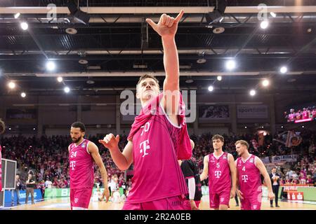 Bonn, Allemagne. 17th mai 2023. Finn DELANY (BON, mi.) des encouragements pour les fans après le match. Après le match: Score final 94:63, basket-ball 1st Bundesliga/Telekom paniers Bonn-NINERS Chemnitz/BON vs CHE/Playoffs quarterfinales 1st, dans le TELEKOMDOME, on 17 mai 2023 Credit: dpa/Alay Live News Banque D'Images