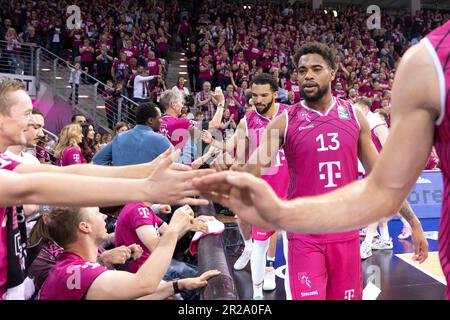 Bonn, Allemagne. 17th mai 2023. Javontae HAWKINS (BON, mi.) est satisfait des fans, se claque les mains. Après le match: Score final 94:63, basket-ball 1st Bundesliga/Telekom paniers Bonn-NINERS Chemnitz/BON vs CHE/Playoffs quarterfinales 1st, dans le TELEKOMDOME, on 17 mai 2023 Credit: dpa/Alay Live News Banque D'Images