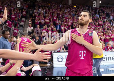 Bonn, Allemagne. 17th mai 2023. Sebastian HERRERA (BON, au milieu) est heureux avec les fans, claquant les mains. Après le match: Score final 94:63, basket-ball 1st Bundesliga/Telekom paniers Bonn-NINERS Chemnitz/BON vs CHE/Playoffs quarterfinales 1st, dans le TELEKOMDOME, on 17 mai 2023 Credit: dpa/Alay Live News Banque D'Images