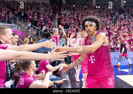 Bonn, Allemagne. 17th mai 2023. Tyson WARD (BON, mi.) est satisfait des fans, des applaudissements, des mains. Après le match: Score final 94:63, basket-ball 1st Bundesliga/Telekom paniers Bonn-NINERS Chemnitz/BON vs CHE/Playoffs quarterfinales 1st, dans le TELEKOMDOME, on 17 mai 2023 Credit: dpa/Alay Live News Banque D'Images