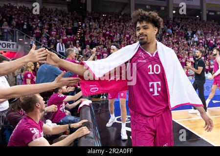 Bonn, Allemagne. 17th mai 2023. Collin MALCOLM (BON, mi.) est satisfait des fans, des applaudissements, des mains. Après le match: Score final 94:63, basket-ball 1st Bundesliga/Telekom paniers Bonn-NINERS Chemnitz/BON vs CHE/Playoffs quarterfinales 1st, dans le TELEKOMDOME, on 17 mai 2023 Credit: dpa/Alay Live News Banque D'Images