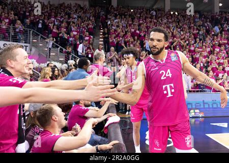 Bonn, Allemagne. 17th mai 2023. Deane WILLIAMS (BON, mi.) est satisfait des fans, des applaudissements, des mains. Après le match: Score final 94:63, basket-ball 1st Bundesliga/Telekom paniers Bonn-NINERS Chemnitz/BON vs CHE/Playoffs quarterfinales 1st, dans le TELEKOMDOME, on 17 mai 2023 Credit: dpa/Alay Live News Banque D'Images