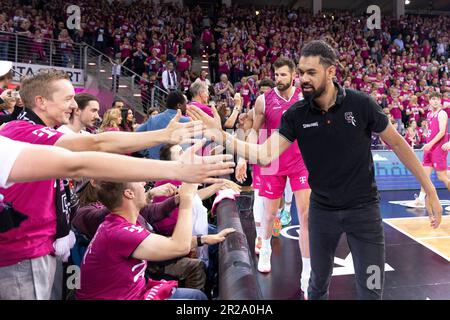 Bonn, Allemagne. 17th mai 2023. Jeremy MORGAN (BON, mi.) est satisfait des fans, des applaudissements, des mains. Après le match: Score final 94:63, basket-ball 1st Bundesliga/Telekom paniers Bonn-NINERS Chemnitz/BON vs CHE/Playoffs quarterfinales 1st, dans le TELEKOMDOME, on 17 mai 2023 Credit: dpa/Alay Live News Banque D'Images