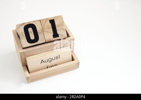 Calendrier perpétuel en bois montrant le 1st août Banque D'Images