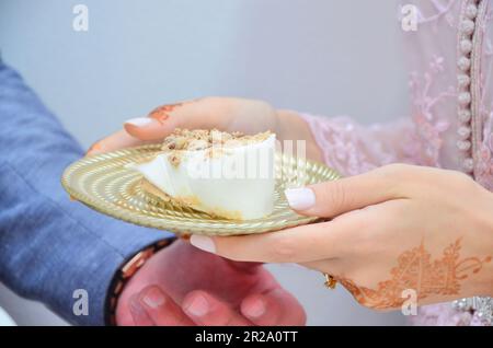 Gros plan des mains d'un couple marocain lors d'un mariage, concept de mariage, mariage marocain Banque D'Images