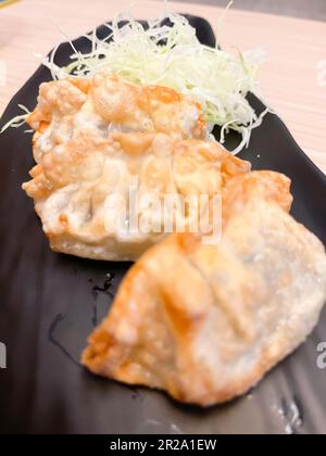 Boulettes de gyoza poêlées au Japon avec sauce soja, photo de stock Banque D'Images