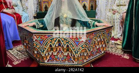 Belle mariée habillée dans un caftan marocain, sur l'Amaria , célébrant son mariage - Marakesh Banque D'Images