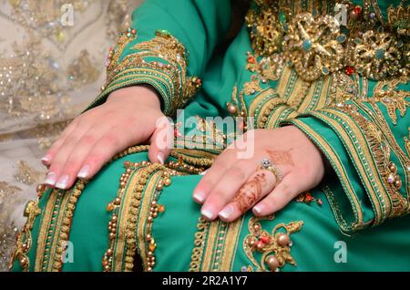 Femme marocaine au henné traditionnel peint mains Banque D'Images