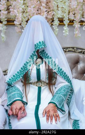 Femme marocaine au henné traditionnel peint mains Banque D'Images