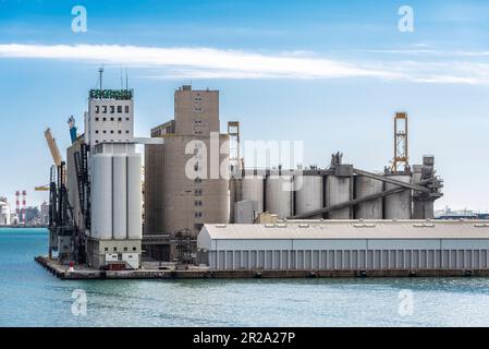 Barcelone, Espagne - 17 avril 2023: Grands silos au quai de chargement du port de Barcelone, Catalogne, Espagne Banque D'Images