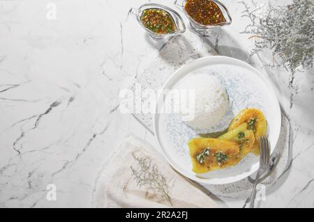 Délicieux poivrons frits servis avec du riz et de la sauce soja. Nourriture vitaminée. Plat végétarien. Banque D'Images