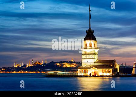 Istanbul Turquie. La tour de la Maiden sur le Bosphore et la Mosquée bleue, Sainte-Sophie au coucher du soleil Banque D'Images