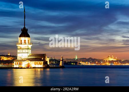 Istanbul Turquie. La tour de Maiden sur le Bosphore et la mosquée Süleymaniye au coucher du soleil Banque D'Images