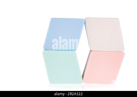 Pour le maquillage, plusieurs éponges carrées sur fond blanc. Banque D'Images