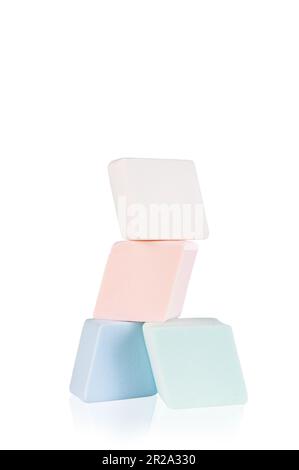 Pour le maquillage, plusieurs éponges carrées sur fond blanc. Banque D'Images