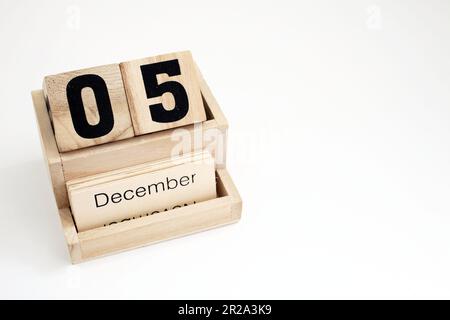 Calendrier perpétuel en bois montrant le 5th décembre Banque D'Images