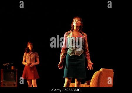 l-r: Josie Walker (Mary), Hannah Waddingham (Christine) dans LE BEAU JEU au Cambridge Theatre, Londres WC2 26/09/2000 musique: Andrew Lloyd Webber livre et paroles: Ben Elton set design: Michael Levine costumes: Joan Bergin éclairage: Jean Kalman chorégraphie: Meryl Tankard réalisateur: Robert Carsen Banque D'Images