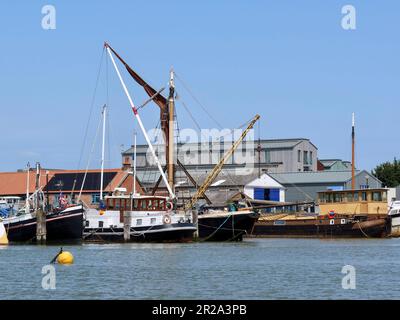 Woodbridge, Suffolk, Royaume-Uni - 18 mai 2023 : vue d'un voyage sur le fleuve Deben. Des barges amarrés près du moulin à cravate Banque D'Images