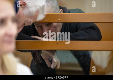 Le militant de l'opposition russe Mikhail Kriger s'est exprimé avec son avocat dans une cage de verre pendant son processus dans un tribunal militaire de Moscou. Kriger a été condamné à sept ans de prison dans une colonie, pour avoir prétendument approuvé une activité terroriste et demandé la pendaison du président russe Vladimir Poutine. Le procureur avait demandé neuf ans. Krige, d'origine ukrainienne, est active dans la politique russe depuis plus de trente ans. Banque D'Images