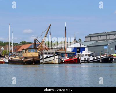 Woodbridge, Suffolk, Royaume-Uni - 18 mai 2023 : vue d'un voyage sur le fleuve Deben. Des barges amarrés près du moulin à cravate Banque D'Images